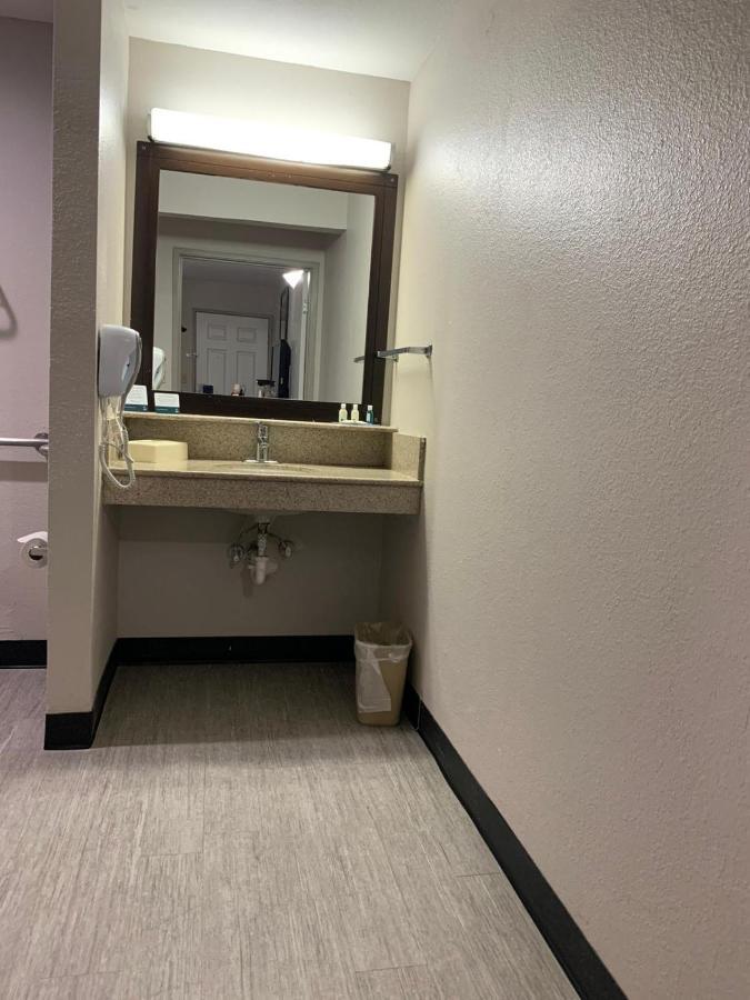 Inn Quality Airport East 2*