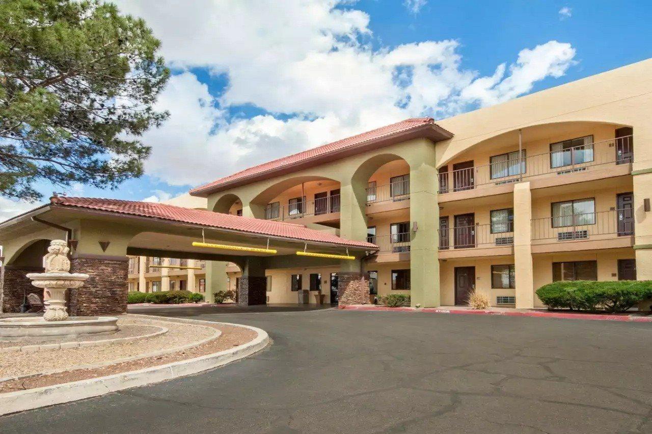 Quality Airport East Inn 2*