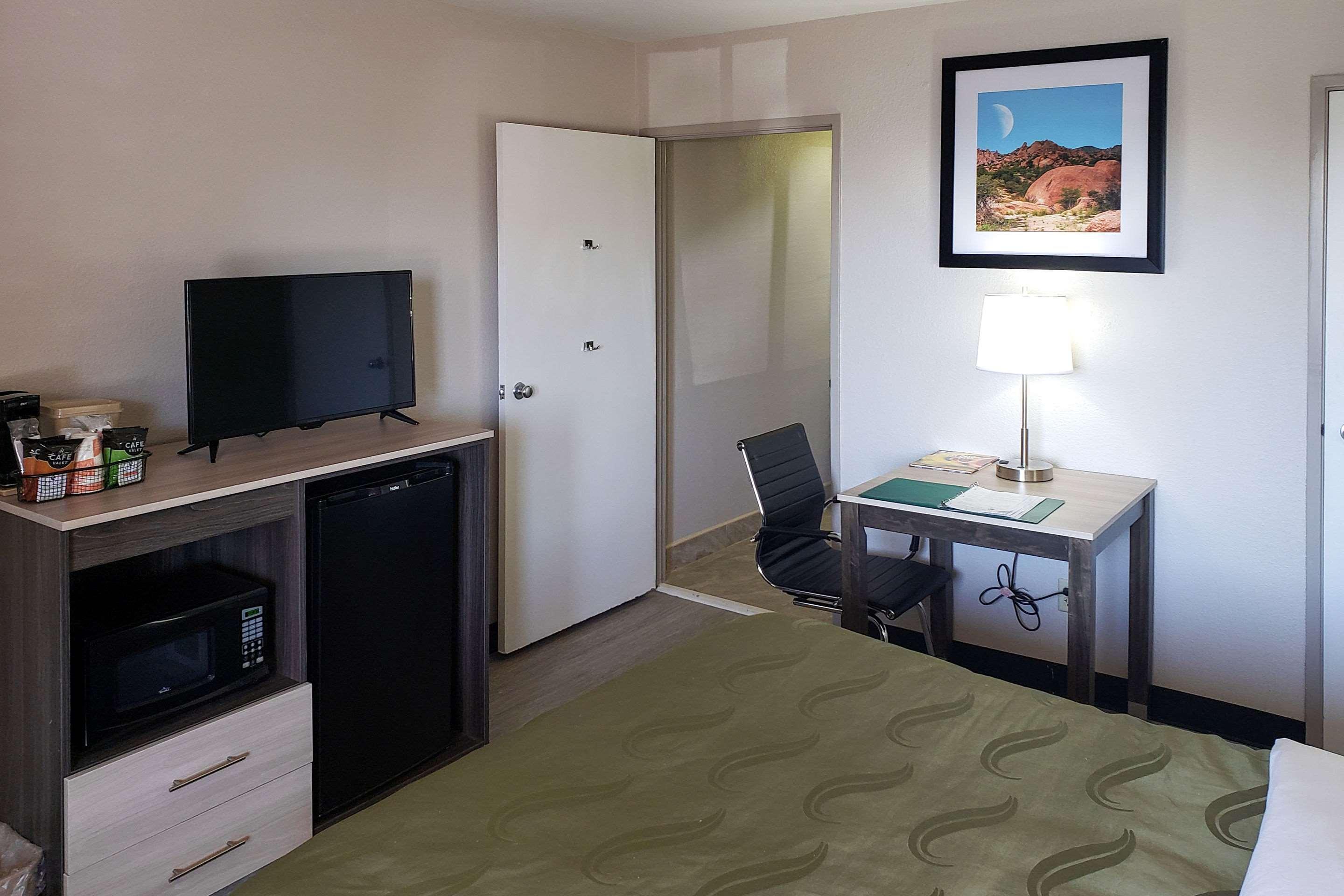 Inn Quality Airport East 2*