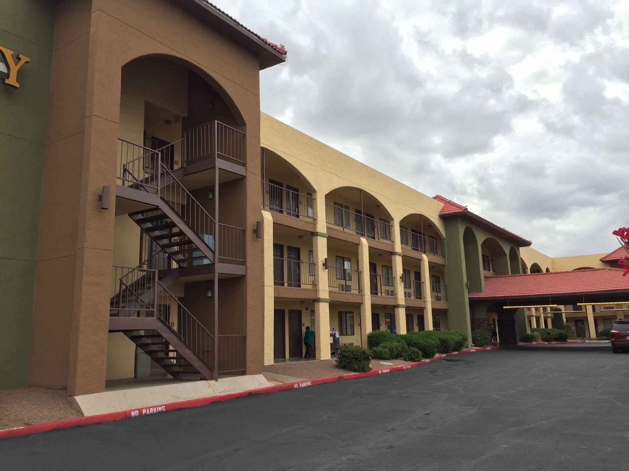 Inn Quality Airport East 2*